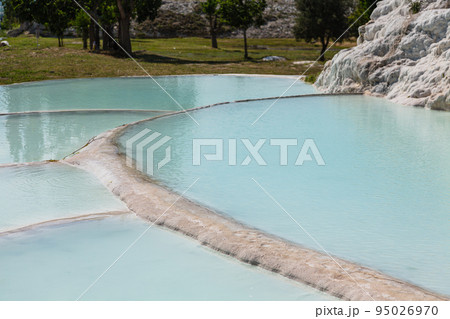 トルコ　ヒエラポリス・パムッカレの白い石灰棚と青い水のプール 95026970