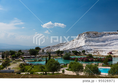 トルコ　ヒエラポリス・パムッカレの白い石灰華段丘と青い水のプール 95026971