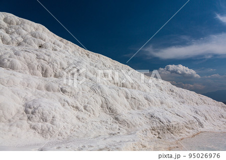 トルコ　ヒエラポリス・パムッカレの白い石灰棚 95026976