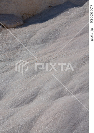 トルコ　ヒエラポリス・パムッカレの白い石灰棚 95026977