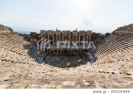 トルコ　ヒエラポリス・パムッカレのヒエラポリス遺跡にある円形競技場 95026989