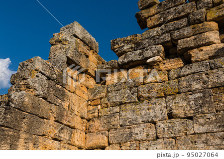 トルコ　ヒエラポリス・パムッカレのヒエラポリス遺跡 95027064