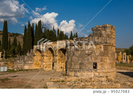 トルコ　ヒエラポリス・パムッカレのヒエラポリス遺跡のフロンティヌスの門 95027083