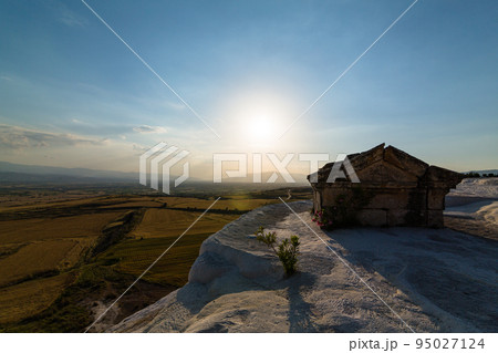 トルコ　ヒエラポリス・パムッカレの白い石灰棚の上に建つ小屋と石灰華段丘から望む風景 95027124
