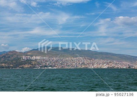 トルコ イズミルの海沿いの丘に広がる街並みとエーゲ海 トルコ イズミルの海沿いの丘に広がる街並みとエーゲ海 95027136
