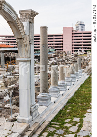 トルコ　イズミルの古代アゴラ遺跡にあるコリント様式の支柱 95027143