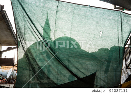 トルコ イズミルのケメラルティマーケットから見えるケスタネパザルモスクのシルエット トルコ イズミルのケメラルティマーケットから見えるケスタネパザルモスクのシルエット 95027151