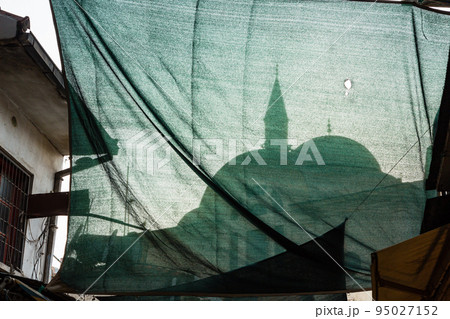 トルコ　イズミルのケメラルティマーケットから見えるケスタネパザルモスクのシルエット 95027152