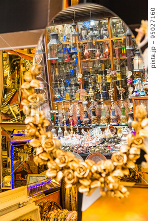 トルコ　イズミルのケメラルティマーケットの水タバコ屋 95027160