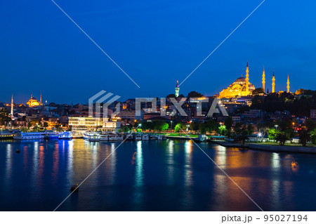トルコ イスタンブールの金角湾の夜景と旧市街の街並みとスレイマニエ・モスク トルコ イスタンブールの金角湾の夜景と旧市街の街並みとスレイマニエ・モスク 95027194