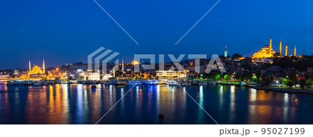 トルコ　イスタンブールの金角湾の夜景とニューモスクとスレイマニエ・モスク 95027199