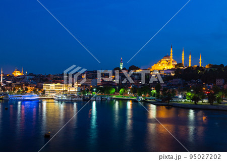 トルコ　イスタンブールの金角湾の夜景と旧市街の街並みとスレイマニエ・モスク 95027202