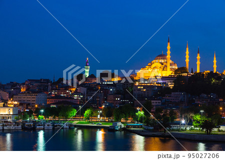トルコ イスタンブールの金角湾の夜景と旧市街の街並みとスレイマニエ・モスク トルコ イスタンブールの金角湾の夜景と旧市街の街並みとスレイマニエ・モスク 95027206