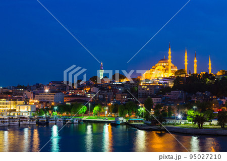 トルコ　イスタンブールの金角湾の夜景と旧市街の街並みとスレイマニエ・モスク 95027210