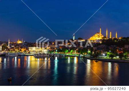 トルコ イスタンブールの金角湾の夜景と旧市街の街並みとスレイマニエ・モスク トルコ イスタンブールの金角湾の夜景と旧市街の街並みとスレイマニエ・モスク 95027240