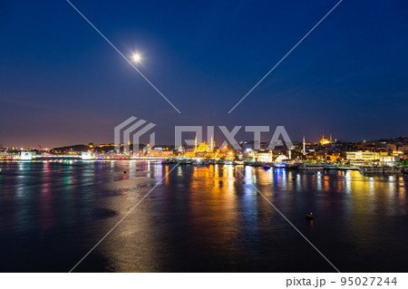 トルコ イスタンブールの金角湾の夜景と旧市街にあるライトアップされたニューモスク トルコ イスタンブールの金角湾の夜景と旧市街にあるライトアップされたニューモスク 95027244