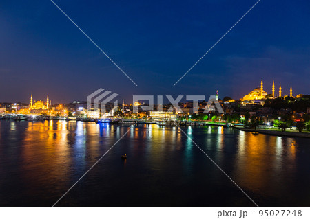 トルコ　イスタンブールの金角湾の夜景とニューモスクとスレイマニエ・モスク 95027248