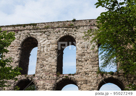 トルコ　イスタンブールの旧市街にあるヴァレンス水道橋 95027249