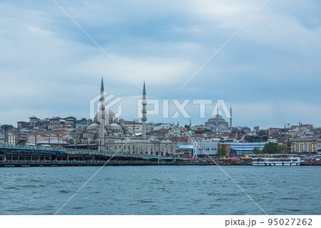 トルコ　イスタンブールの金角湾と対岸に見える旧市街の街並みとガラタ橋とニューモスク 95027262