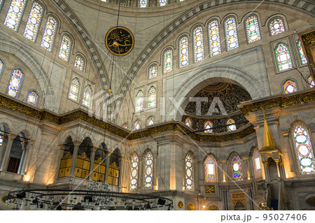 トルコ イスタンブールの旧市街に建つヌールオスマニィエ・ジャーミーの礼拝堂内 トルコ イスタンブールの旧市街に建つヌールオスマニィエ・ジャーミーの礼拝堂内 95027406