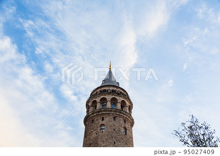 トルコ イスタンブールの新市街のガラタ地区に建つガラタ塔 トルコ イスタンブールの新市街のガラタ地区に建つガラタ塔 95027409