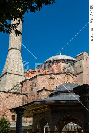 トルコ　イスタンブールの旧市街に建つアヤソフィア 95027489