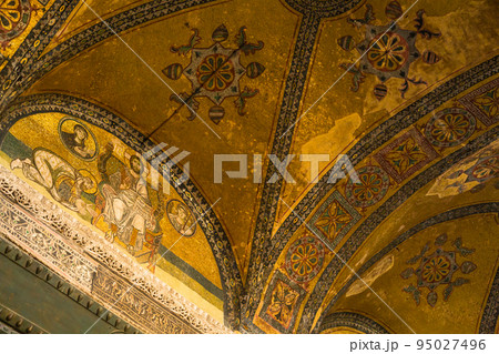 トルコ　イスタンブールのアヤソフィア内の壁に描かれたキリストと皇帝のモザイク画 95027496