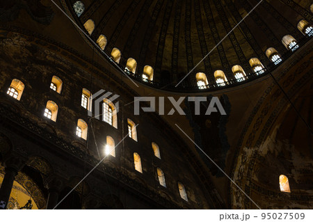 トルコ イスタンブールの旧市街に建つアヤソフィアの内部 トルコ イスタンブールの旧市街に建つアヤソフィアの内部 95027509