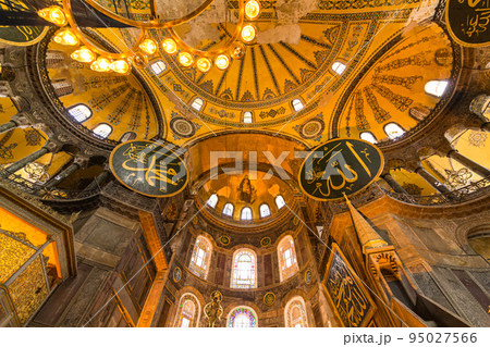 トルコ　イスタンブールのアヤソフィアの本堂のドームとアラビア文字が刻まれた円盤 95027566