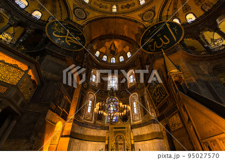 トルコ イスタンブールのアヤソフィアの本堂内のアラビア文字が刻まれた円盤 トルコ イスタンブールのアヤソフィアの本堂内のアラビア文字が刻まれた円盤 95027570