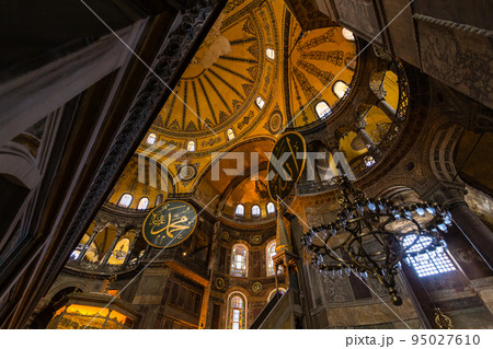 トルコ イスタンブールのアヤソフィアの本堂のドームとアラビア文字が刻まれた円盤 トルコ イスタンブールのアヤソフィアの本堂のドームとアラビア文字が刻まれた円盤 95027610