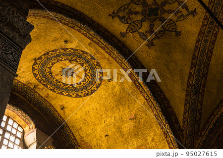 トルコ イスタンブールの旧市街に建つアヤソフィアの内部 トルコ イスタンブールの旧市街に建つアヤソフィアの内部 95027615