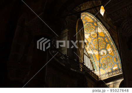 トルコ　イスタンブールの旧市街に建つアヤソフィアの内部 95027648