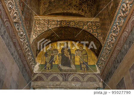 トルコ　イスタンブールのアヤソフィア内に描かれたモザイク画 95027790