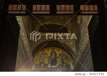 トルコ　イスタンブールのアヤソフィア内に描かれたモザイク画 95027792