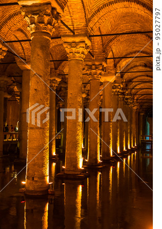 トルコ　イスタンブールの旧市街にある地下宮殿の円柱と大貯水槽 95027797