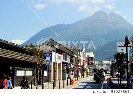 大分県 由布院駅前の町並み 大分県 由布院駅前の町並み 95027861