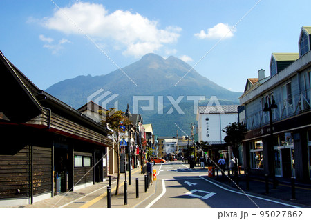 大分県　由布院駅前の町並み 95027862