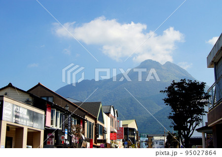 大分県　由布院駅前の町並み 95027864