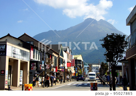 大分県　由布院駅前の町並み 95027865