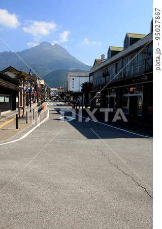 大分県　由布院駅前の町並み 95027867