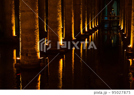 トルコ　イスタンブールの旧市街にある地下宮殿の円柱と大貯水槽 95027875