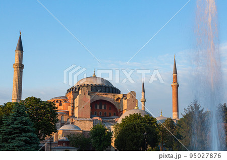 トルコ イスタンブール歴史地域である旧市街に建つアヤソフィア. トルコ イスタンブール歴史地域である旧市街に建つアヤソフィア. 95027876
