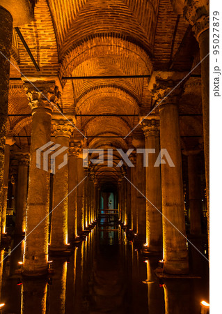 トルコ イスタンブールの旧市街にある地下宮殿の円柱と大貯水槽 トルコ イスタンブールの旧市街にある地下宮殿の円柱と大貯水槽 95027879