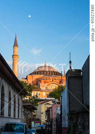 トルコ　イスタンブール歴史地域である旧市街に建つアヤソフィア 95027880