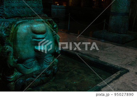 トルコ　イスタンブールの旧市街にある地下宮殿のメデューサの頭 95027890