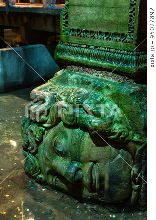 トルコ イスタンブールの旧市街にある地下宮殿のメデューサの頭 トルコ イスタンブールの旧市街にある地下宮殿のメデューサの頭 95027892