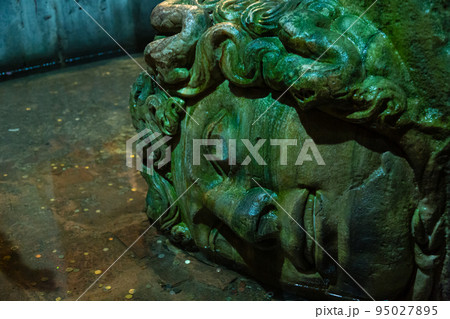 トルコ　イスタンブールの旧市街にある地下宮殿のメデューサの頭 95027895