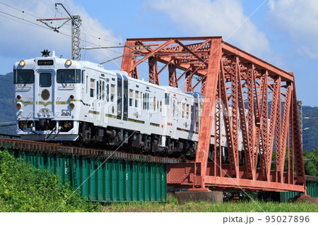 六角川橋梁を渡る観光列車「ふたつ星4047」（JR九州） 95027896