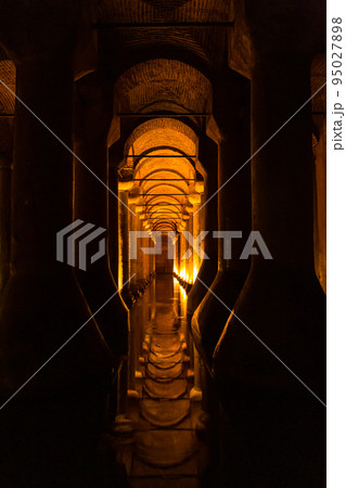 トルコ　イスタンブールの旧市街にある地下宮殿の円柱と大貯水槽 95027898